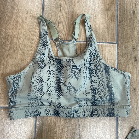 Active workout set - Picture 2 of 4